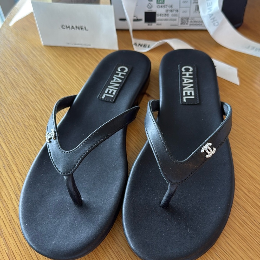 Chanel black leather thong flip flops 39